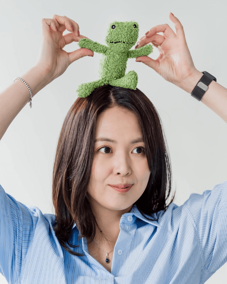 개구리 인형을 머리에 올리고 있는 몬알 작가